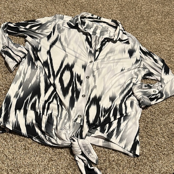 Peter Nygard Tops - Nygard silky-feel tie-waist 3/4 sleeve collared button-up shirt (M) EUC!